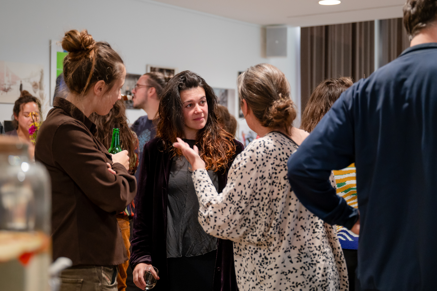 bezoekers praten na tijdens de borrel achteraf